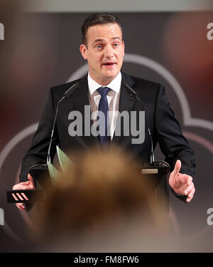 Eupen, Belgique. 10 Mar, 2016. Le premier ministre du gouvernement de la Communauté germanophone de Belgique, Oliver Paasch, delicers un discours au cours de la visite du président allemand Joachim Gauck au monastère Heidberg à Eupen, Belgique, 10 mars 2016. Gauck est sur une visite de trois jours en Belgique. Photo : Wolfgang Kumm/dpa/Alamy Live News Banque D'Images