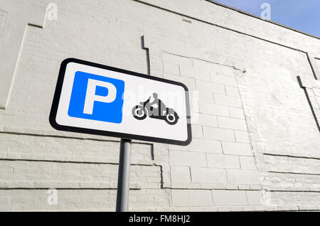 Signalisation routière pour motos parking seulement, contre un mur blanc à l'arrière-plan England UK. Banque D'Images