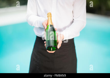 Portrait waiter holding champagne Banque D'Images