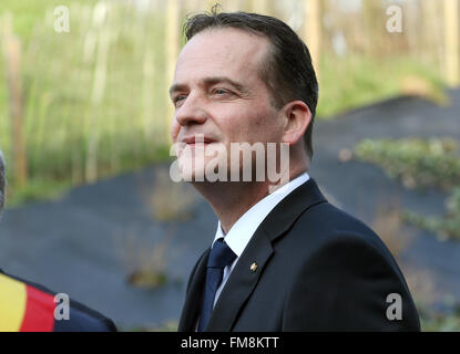 Eupen, Belgique. 10 Mar, 2016. Le premier ministre du gouvernement de la Communauté germanophone de Belgique, Oliver Paasch, attend l'arrivée de président allemand Joachim Gauck au monastère Heidberg à Eupen, Belgique, 10 mars 2016. Gauck est sur une visite de trois jours en Belgique. Photo : Wolfgang Kumm/dpa/Alamy Live News Banque D'Images