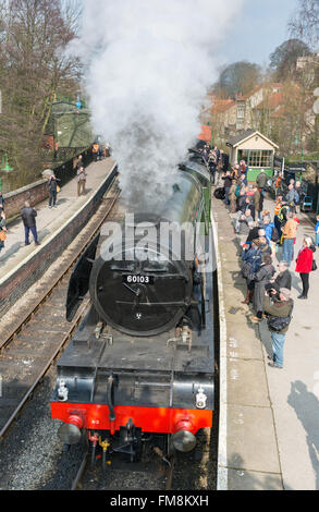 Pickering, North Yorkshire, 11e. Mars 2016. Des centaines de personnes pour accueillir le Flying Scotsman locomotive à vapeur qu'elle arrivera à Pickering. Le North York Moors railway est la première gare ferroviaire d'avoir la fameuse loco après sa 10 année £4,2 millions de livres de restauration. Banque D'Images