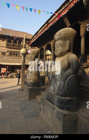 Les tuteurs sur l'entrée du temple, Magella sur Tachupal Tole, Bhaktapur, Népal Banque D'Images