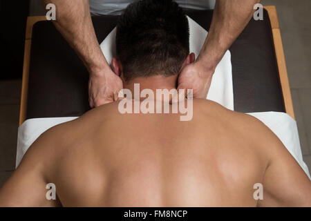 Masseur Massage faire sur l'homme corps dans le Spa Salon Banque D'Images