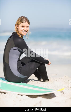 Portrait de femme en combinaison avec séance de surf sur la plage Banque D'Images
