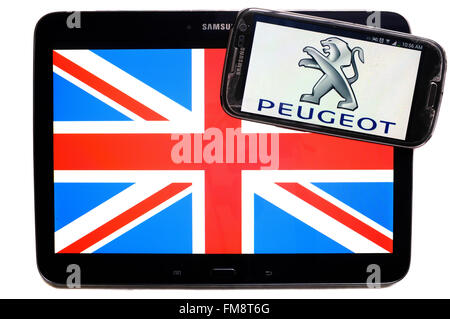 L'Union Jack sur une tablette et le logo de Peugeot sur un smartphone sur un fond blanc. Banque D'Images