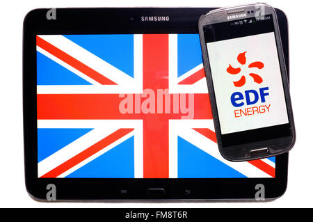 L'Union Jack sur une tablette et le logo d'EDF sur un smartphone sur un fond blanc. Banque D'Images