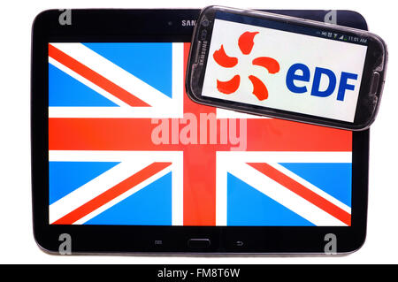 L'Union Jack sur une tablette et le logo d'EDF sur un smartphone sur un fond blanc. Banque D'Images