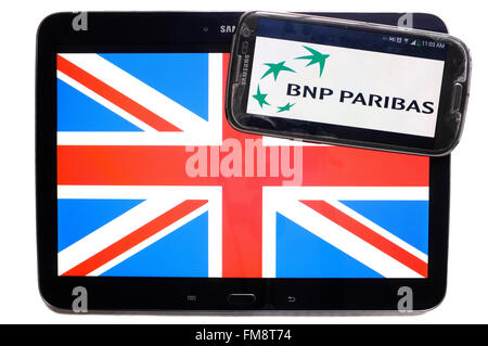 L'Union Jack sur une tablette et le logo de BNP Paribas sur un smartphone sur un fond blanc. Banque D'Images