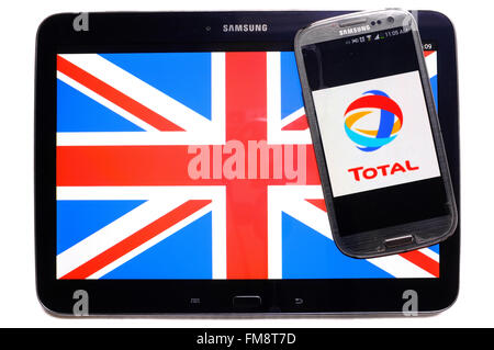 L'Union Jack sur une tablette et le logo de l'ensemble sur un smartphone sur un fond blanc. Banque D'Images