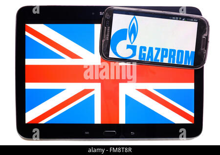 L'Union Jack sur une tablette et le logo de Gazprom sur un smartphone sur un fond blanc. Banque D'Images