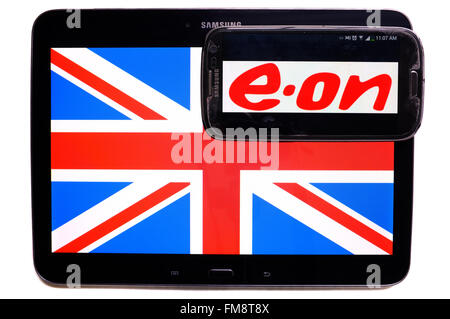 L'Union Jack sur une tablette et le logo d'E-on sur un smartphone sur un fond blanc. Banque D'Images