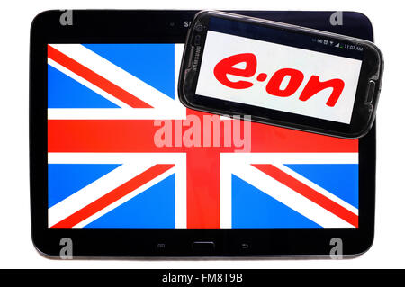 L'Union Jack sur une tablette et le logo d'E-on sur un smartphone sur un fond blanc. Banque D'Images