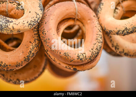 Des rouleaux en forme d'anneau dans l'artisanat mart Kaziukas, Vilnius, Lituanie Banque D'Images