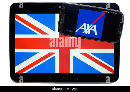 L'Union Jack sur une tablette et le logo d'AXA sur un smartphone sur un fond blanc. Banque D'Images