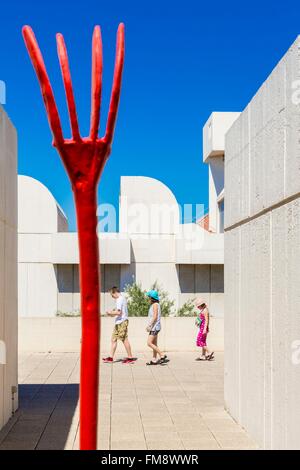 Espagne, Catalogne, Barcelone, Montjuic, la Fondation Joan Miro, le musée conçu par l'architecte Catalan Josep Lluis Sert et ouvert en 1975, Joan Miro sculpture sur le toit-terrasse Banque D'Images