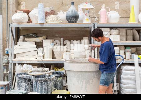 L'Espagne, la Catalogne, Rubi, atelier de céramique Apparatu fondée par Joan Manosa, argile préparé par le céramiste Xavier Manosa Banque D'Images