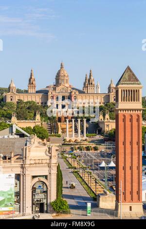 Espagne, Catalogne, Barcelone, Montjuic, Placa Espanya et la tour vénitienne (1929) au premier plan avec l'arrière-plan du Palais National, qui abrite le Museu Nacional d'Art de Catalogne (MNAC) construit pour l'Exposition internationale de 1929 Banque D'Images