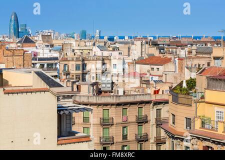 Espagne, Catalogne, Barcelone, vue depuis le toit-terrasse de la Casa Mila (La Pedrera) dans le quartier de l'eixample avec la substance de la tour Agbar (2005) par l'architecte français Jean Nouvel Banque D'Images