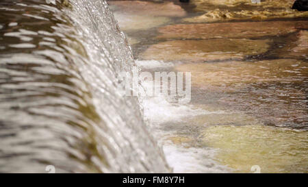 Détail d'une chute le long de la rivière. Banque D'Images