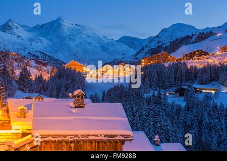 France, Savoie, Tarentaise, hameau de La Rosière, Meribel Mottaret est l'une des plus grandes station village de France, au coeur des Trois Vallées (Les Trois Vallées), l'un des plus grands domaines skiables au monde avec 600 km de sentiers balisés, partie ouest du Massif de la Vanoise, vue du Mont du Vallon (2952m) et le Mont de Péclet (2994m) Banque D'Images