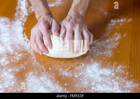 Mains d'un homme faire du pain Baker sur la table Banque D'Images