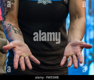 Al Wahda Mall, le 11 mars, 2016. Les mains d'Eva Clarke après avoir terminé 3737 pull-ups dans les 24 heures pour établir un nouveau record mondial Guinness de bienfaisance au cours de l'événement tenu au centre commercial Al Wahda Crédit : Tom Morgan/Alamy Live News Banque D'Images