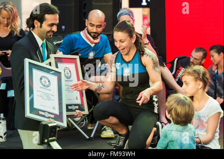 Al Wahda Mall, le 11 mars, 2016. Eva Clarke est remis de ses certificats après avoir terminé 3737 pull-ups dans les 24 heures pour établir un nouveau record mondial Guinness de bienfaisance au cours de l'événement tenu au centre commercial Al Wahda Crédit : Tom Morgan/Alamy Live News Banque D'Images