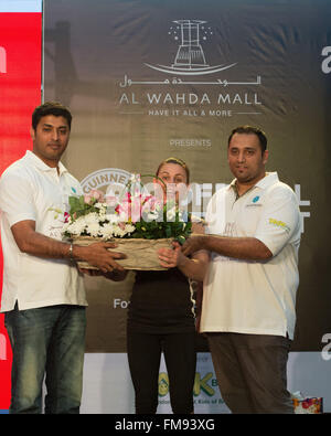 Al Wahda Mall, le 11 mars, 2016. Eva Clarke est présenté avec des fleurs après avoir terminé 3737 pull-ups dans les 24 heures pour établir un nouveau record mondial Guinness de bienfaisance au cours de l'événement tenu au centre commercial Al Wahda Crédit : Tom Morgan/Alamy Live News Banque D'Images