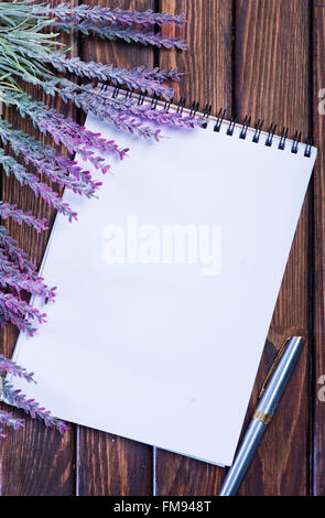 Lavande et ordinateur portable sur la table en bois Banque D'Images