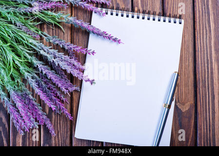 Lavande et ordinateur portable sur la table en bois Banque D'Images