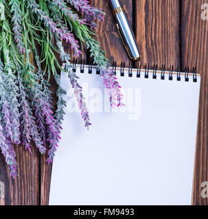 Lavande et ordinateur portable sur la table en bois Banque D'Images