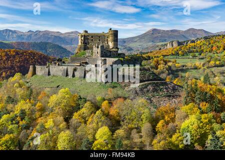 France, Puy de Dome, Château de Murol, Puy de Sancy dans le massif des Monts Dore en arrière-plan (vue aérienne) Banque D'Images