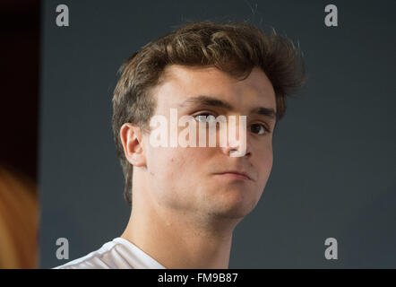 Fellbach, Allemagne. Mar 11, 2016. DTM race driver Lucas Auer lors d'une conférence de presse à l'occasion du début de la nouvelle saison de course à Fellbach, Allemagne, 11 mars 2016. Photo : Marijan Murat/dpa/Alamy Live News Banque D'Images