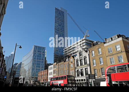 Bus à impériale, architecture ancienne et nouvelle sur Norton Folgate à Shoreditch East London UK 2016 KATHY DEWITT Banque D'Images