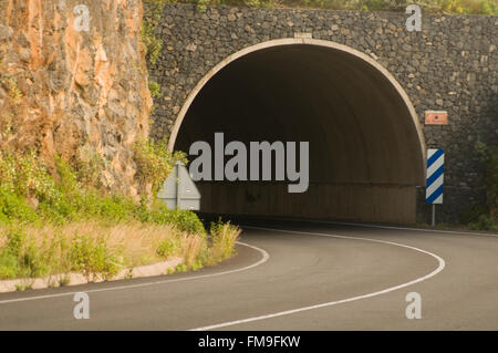 Tunnels tunnel routier tunnel à travers une entrée montagne montagnes arch arches roche solide en tunnel Dig Dug creuser l'excavation Banque D'Images