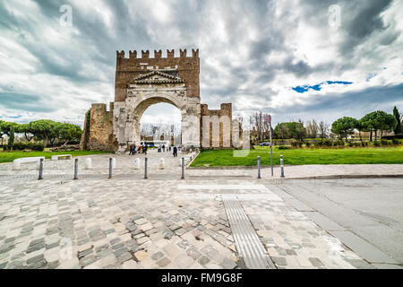 Arc d'Auguste, le plus ancien arc de triomphe romain, l'entrée de la ville de Rimini en Italie Banque D'Images