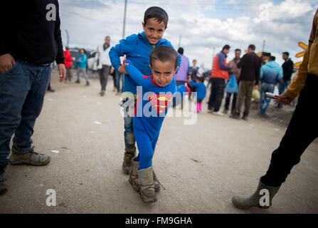 Idomeni, Grèce. Mar 11, 2016. Un garçon dans un costume de superman jouant dans le camp de réfugiés en Idomeni, Grèce, 11 mars 2016. Depuis la frontière a été fermée, 12 500 réfugiés vivent dans le camp. Photo : Kay Nietfeld/dpa/Alamy Live News Banque D'Images