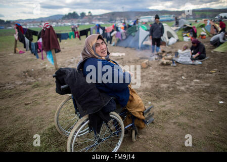 Idomeni, Grèce. Mar 11, 2016. Une réfugiée de la Syrie à la recherche à l'appareil photo dans le camp de réfugiés en Idomeni, Grèce, 11 mars 2016. Depuis la frontière a été fermée, 12 500 réfugiés vivent dans le camp. Photo : Kay Nietfeld/dpa/Alamy Live News Banque D'Images