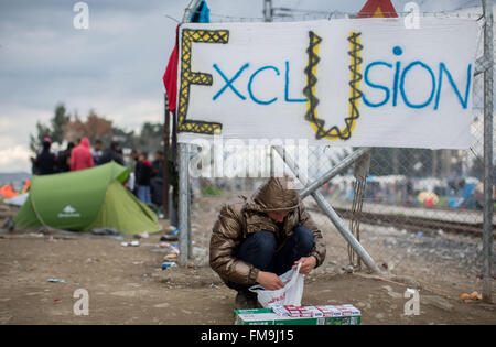 Idomeni, Grèce. Mar 11, 2016. 'ExclUsion' est écrit sur une banderole dans le camp de réfugiés en Idomeni, Grèce, 11 mars 2016. Depuis la frontière a été fermée, 12 500 réfugiés vivent dans le camp. Photo : Kay Nietfeld/dpa/Alamy Live News Banque D'Images