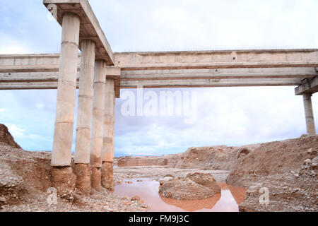 Quetta, Pakistan. 11 mars, 2016. Les fondations de la passerelle en construction a été lavé à pleuvoir pour trois jours. L'autorité nationale de gestion des catastrophes 'PDMA' a prédit davantage de pluie et les inondations et a mis en garde les gens dans les trois jours à Quetta au Pakistan. Credit : Din Muhammad Watanpaal/Alamy Live News Banque D'Images