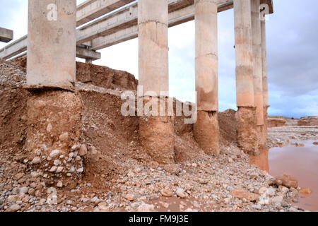 Quetta, Pakistan. 11 mars, 2016. Les fondations de la passerelle en construction a été lavé à pleuvoir pour trois jours. L'autorité nationale de gestion des catastrophes 'PDMA' a prédit davantage de pluie et les inondations et a mis en garde les gens dans les trois jours à Quetta au Pakistan. Credit : Din Muhammad Watanpaal/Alamy Live News Banque D'Images