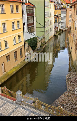 Certovka channel entre les îlots de Kampa et Mala Strana, très près du pont Charles, Prague, République Tchèque Banque D'Images