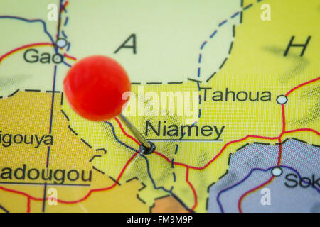 Close-up d'une punaise rouge sur une carte de Niamey, Niger. Banque D'Images