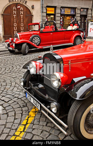 Old Prague voitures dans Mala Strana (Petit quartier'), Prague, République tchèque. Très populaire parmi les touristes pour des visites. Banque D'Images