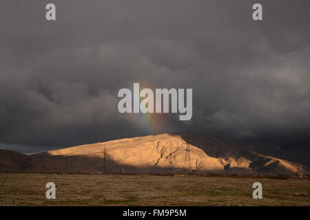 Quetta, Pakistan. 11 mars, 2016. Une belle vue de l'arc-en-ciel, les nuages et la lumière du soleil après la pluie pour trois jours. L'autorité nationale de gestion des catastrophes 'PDMA' a prédit davantage de pluie et les inondations et a mis en garde les gens dans les trois jours à Quetta au Pakistan. Credit : Din Muhammad Watanpaal/Alamy Live News Banque D'Images