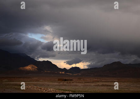 Quetta, Pakistan. 11 mars, 2016. Une vue sur les nuages et la lumière du soleil après la pluie pour trois jours. L'autorité nationale de gestion des catastrophes 'PDMA' a prédit davantage de pluie et les inondations et a mis en garde les gens dans les trois jours à Quetta au Pakistan. Credit : Din Muhammad Watanpaal/Alamy Live News Banque D'Images