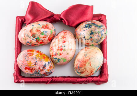 Les oeufs de Pâques peints dans un cadre rouge Banque D'Images