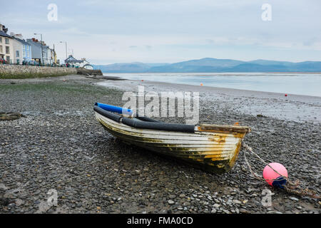 Aberdovey, Pays de Galles, Royaume-Uni. 11 mars, 2013. Un super marée basse laisse un petit bateau échoué sur le bord de l'estuaire de Dovey Crédit : Alan Hale/Alamy Live News Banque D'Images