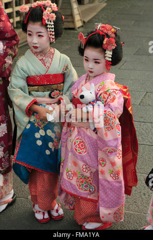 Le Japon, Kyoto, les petites filles en kimono, Banque D'Images