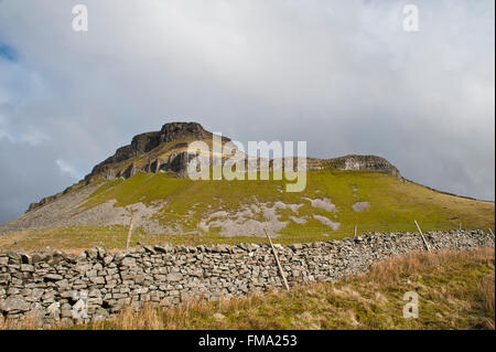 Pen-y-Ghent montagne en hiver dans la région de Yorkshire Dales avec mur en pierre sèche & lapiez sur 3 sommets sentier de marche Banque D'Images